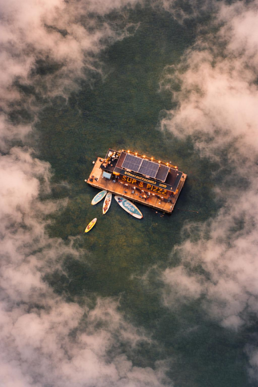 Kajaks und SUP-Boards am Ufer – Platzhalterbild