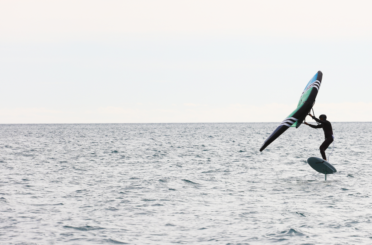 Wingfoil-Fahrer über der Wasseroberfläche – Platzhalterbild